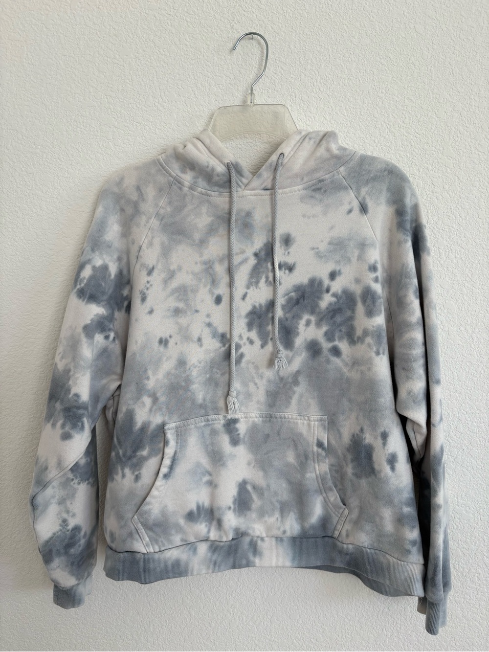 Beyond the Radar Women’s Tie-Dye Pullover Hoodie in Light Gray and Cream - Small